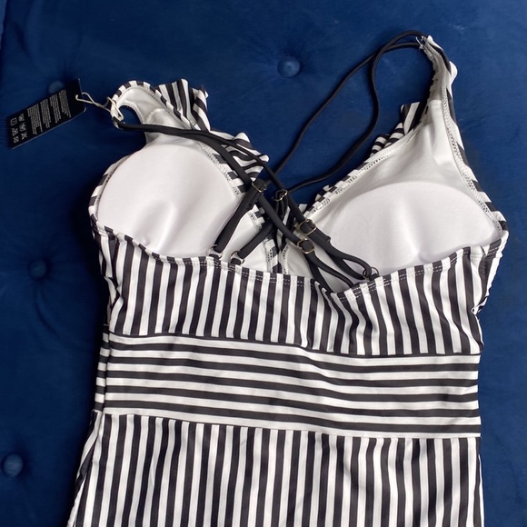 One piece bathing suit - Picture 2 of 2